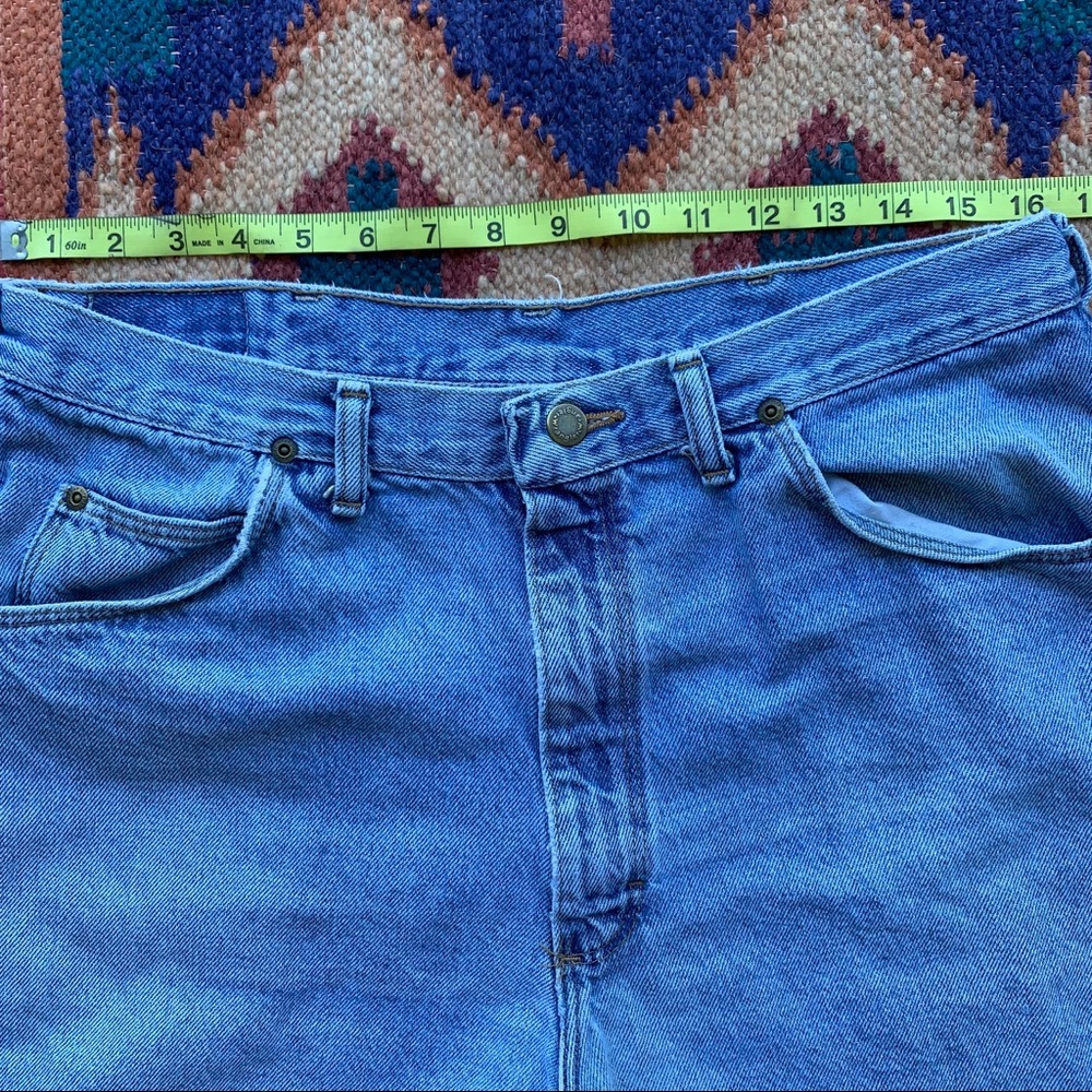 Wrangler • High waisted cut off shorts. Size 33 - Picture 3 of 6